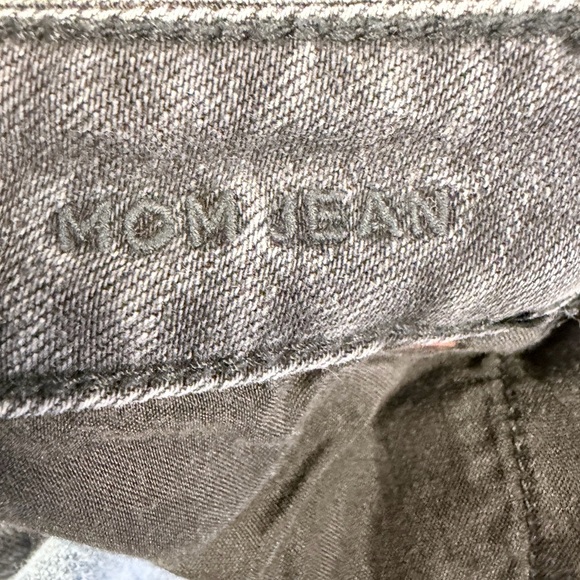 American Eagle Black distressed 8 long strigid mom jean - Picture 15 of 15